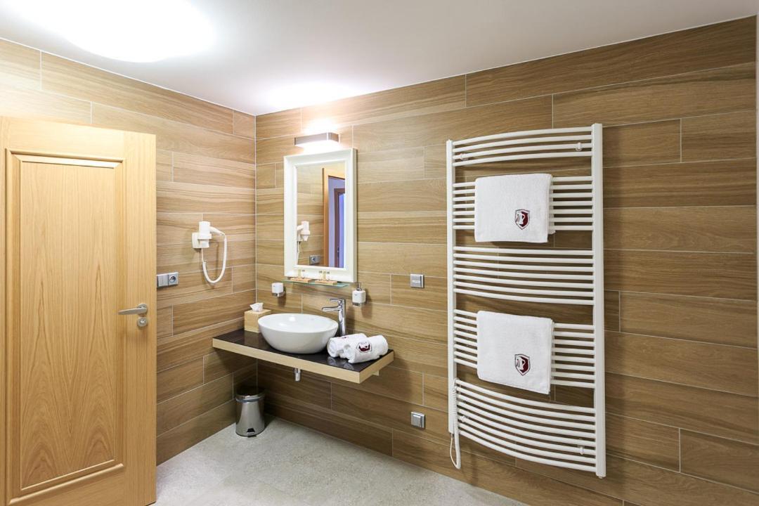 Hotel A Restaurace U Vychopnu Vsetín Extérieur photo