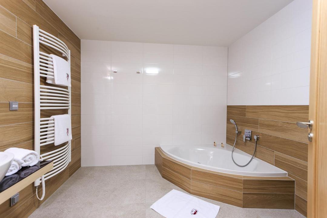 Hotel A Restaurace U Vychopnu Vsetín Extérieur photo