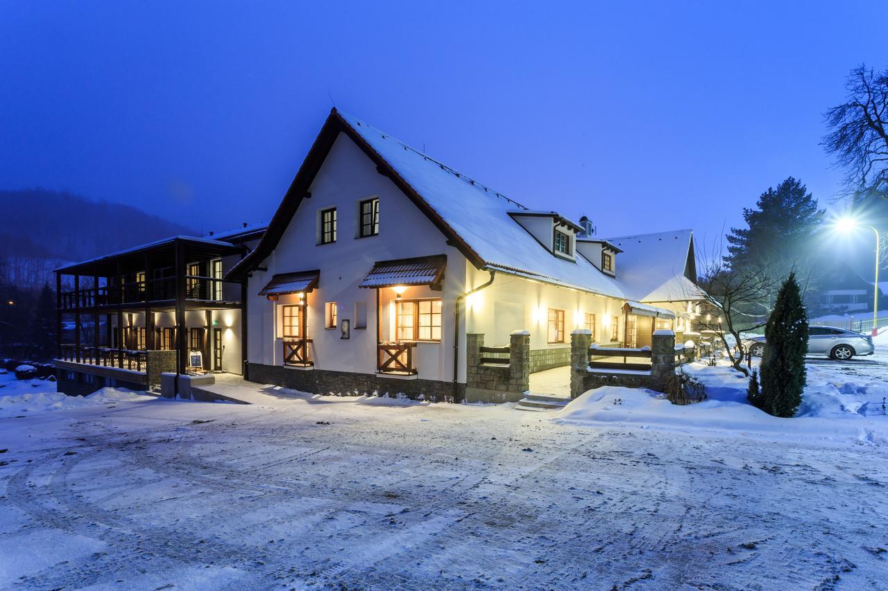 Hotel A Restaurace U Vychopnu Vsetín Extérieur photo